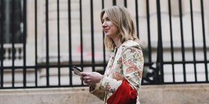 γυναίκα με τσάντα στην εβδομάδα μόδας