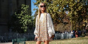 γυναίκα με φόρεμα στην εβδομάδα μόδας