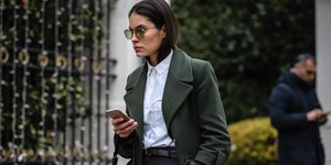 γυναίκα με παλτό στην εβδομάδα μόδας