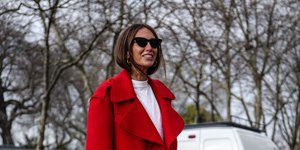 γυναίκα με παλτό στην εβδομάδα μόδας