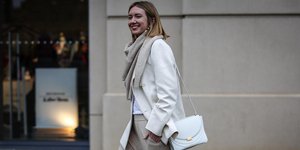 γυναίκα με κασκόλ στην εβδομάδα μόδας