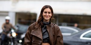 γυναίκα με τζάκετ στην εβδομάδα μόδας