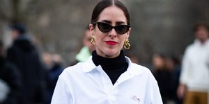 γυναίκα με πουκάμισο και γυαλιά στην εβδομάδα μόδας