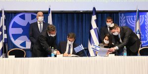 Ο Χάρης Θεοχάρης υπογράφει συμφωνία στο Ισραήλ