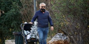 Ο Χάρης Χριστόπουλος με το καρότσι