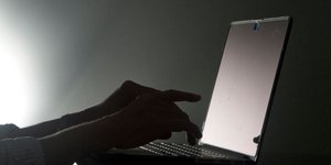 Χέρια πάνω σε πληκτρολόγιο λάπτοπ