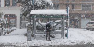 Ατομο στη στάση λεωφορείο εν μέσω χιονιά