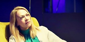 Η ηθοποιός Χριστίνα Σαμπανίκου σε θεατρική παράσταση