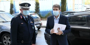 Ο Μιχάλης Χρυσοχοΐδης περπατά δίπλα σε αστυνομικό