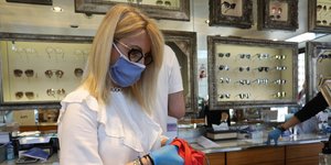 Υπάλληλος καθαρίζει γυαλιά