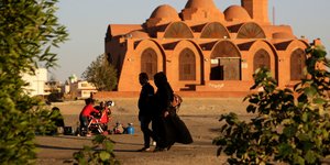 Ζευγάρι περπατά έξω από τζαμί στη Σαουδική Αραβία