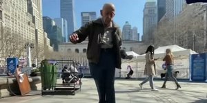 O 89χρονος Μπομπ Χόλτσμαν χορεύει σε δρόμο της Νέας Υόρκης μετά το εμβόλιο