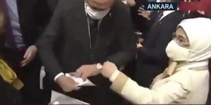 Η Εμινέ Ερντογάν βάζει το χέρι της μπροστά στον άνδρα της για να τον προστατέψει 