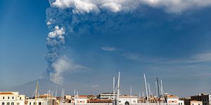 Άποψη του νέφους τέφρας της Αίτνας από την Κατάνια