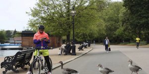 Ποδηλάτης σε πάρκο στη Φινλανδία 