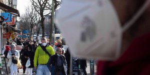 Πλήθος με μάσκες προστασίας από τον κορωνοϊό
