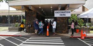 Ουρά σε κέντρο εμβολιασμού στη Χαβάη