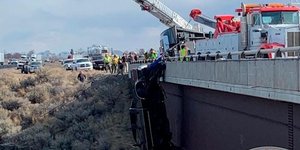To όχημα κρεμόταν από γέφυρα πάνω από φαράγγι βάθους 30 μ.