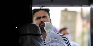 Διενέργεια τεστ κορωνοϊού σε πολίτη στην Ινδία