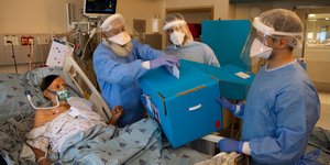 Ασθενής του κορωνοϊού ασκεί το εκλογικό του δικαίωμα μέσα σε ΜΕΘ νοσοκομείου του Τελ Αβίβ