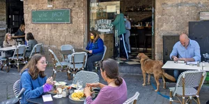 Ισραηλινοί απολαμβάνουν ξένοιαστα -χωρίς μάσκες- το πρωινό τους σε καφετέρια του Τελ Αβίβ