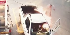 Η στιγμή που το όχημα τυλίγεται στις φλόγες ενώ ο οδηγός έπαιζε με το κινητό του την ώρα που τραβούσε τη μάνικα