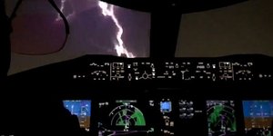 Η στιγμή που ο κεραυνός χτυπά το ρύγχος του αεροσκάφους