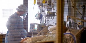 Νοσηλεία ασθενούς του κορωνοϊού σε ΜΕΘ νοσοκομείου στο Σιάτλ