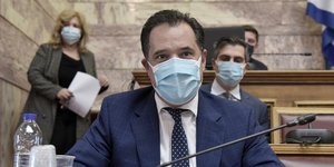 Ο υπουργός Ανάπτυξης Άδωνις Γεωργιάδης στη Βουλή με μάσκα