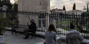 Οι «Αέρηδες» στην Πλάκα εν μέσω lockdown