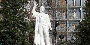 αγαλμα ορθιο χερι