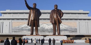 Κόσμος στα αγάλματα των Κιμ στη Βόρεια Κορέα