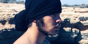 Ο Άγγελος Λάτσιος μαντήλι στα μαλλιά