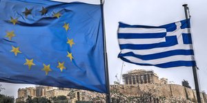 Σημαίες της Ελλάδας και της ΕΕ με φόντο την Ακρόπολη