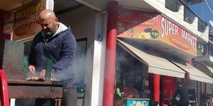 Άνδρας ψήνει ανήμερα της Τσικνοπέμπτης πάνω στο αγροτικό