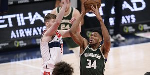 Ο Αντετοκούνμπο σουτάρει μπροστά στον Μπέρτρανς