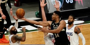 Ο Αντετοκούνμπο κάνει λέι απ απέναντι στους Κλίπερς