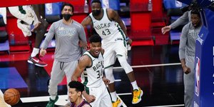 O Αντετοκούνμπο πανηγυρίζει καλάθι επί των Σίξερς