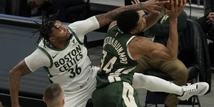 Αντετοκούνμπο και Σμαρτ σε διεκδίκηση της μπάλας