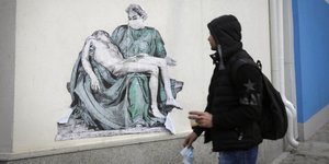 αντρας κοιταει γκραφιτι