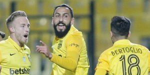 Ο Κώστας Μήτρογλου πανηγυρίζει το γκολ