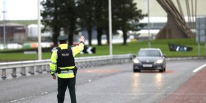 Αστυνομικός κάνει σήμα σε αυτοκίνητο στη Σκωτία