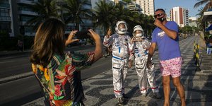 Αστροναύτες βγάζουν φωτογραφία με τουρίστα