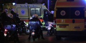 EKAB στο σημείο της επίθεσης στον αστυνομικό