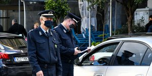 Αστυνομικός ελέγχει χαρτιά οδηγού 