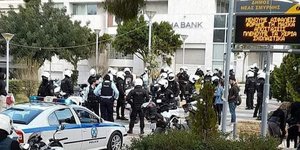 Επεισόδια ανάμεσα σε πολίτες και αστυνομικούς στην Νέα Σμύρνη
