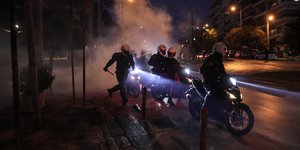 Αστυνομικοί στις μηχανές τους στη Νέα Σμύρνη μετά από επίθεση