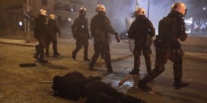 Αστυνομικοί προστατεύουν τραυματία συνάδελφό τους