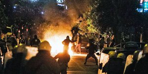 Κουκουλοφόροι πετούν μολότοφ σε αστυνομικούς