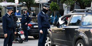 Αστυνομικός πραγματοποιεί έλεγχο